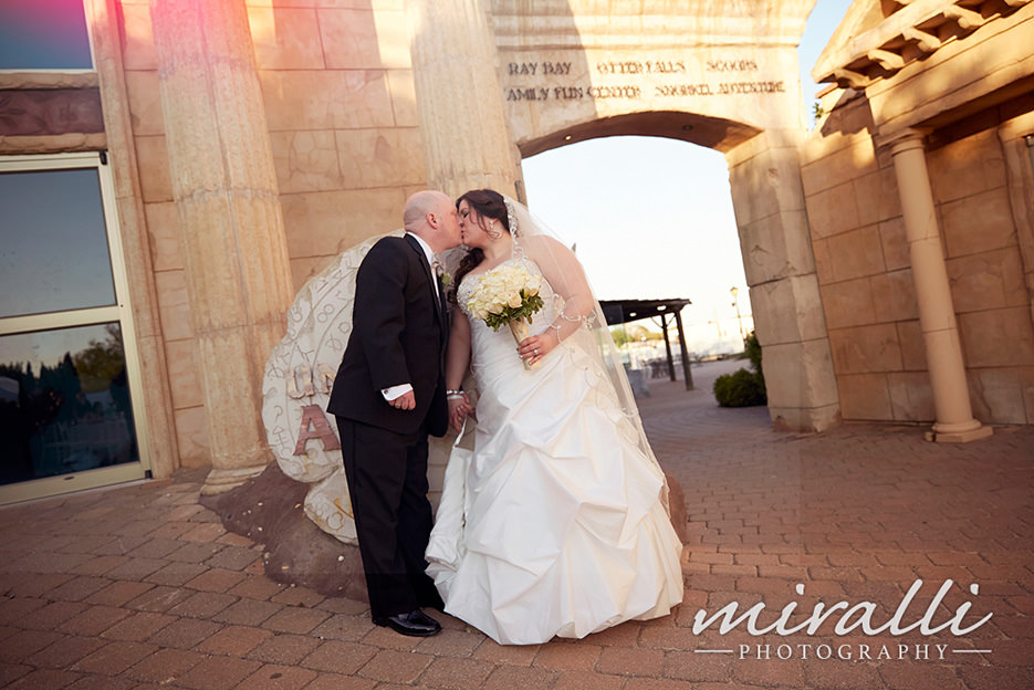 Atlantis Aquarium Wedding Photos by Miralli Photography